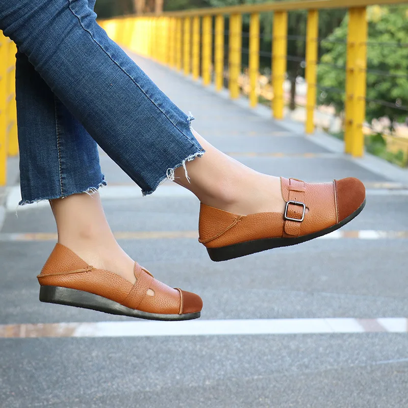 Женская кожаная обувь с круглым носком и мягкой подошвой |