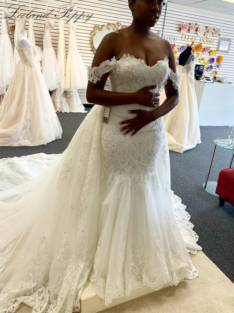 

Свадебное платье-Русалка из фатина с открытыми плечами и бисером