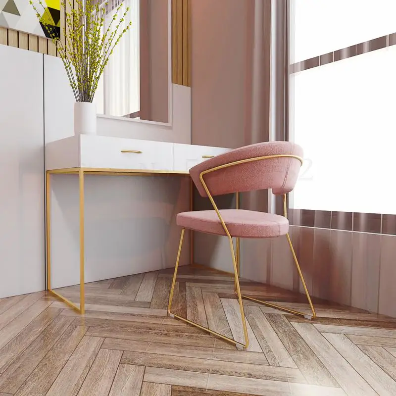 Сетка Красный комод стул ins спальня макияж принцесса девушка сердце светильник