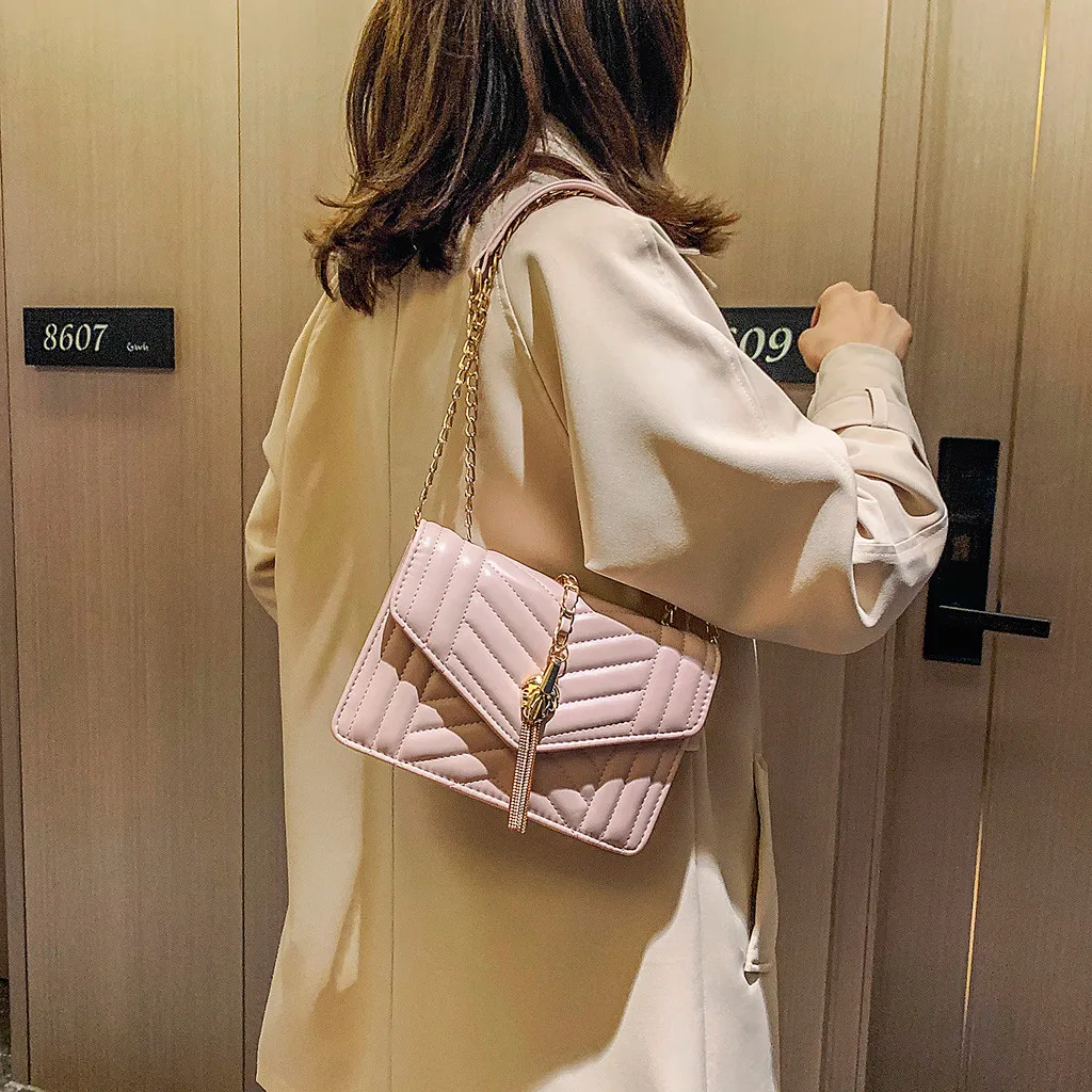 Женская сумка модная с кисточками на цепочке через плечо сумочка стильная чистый