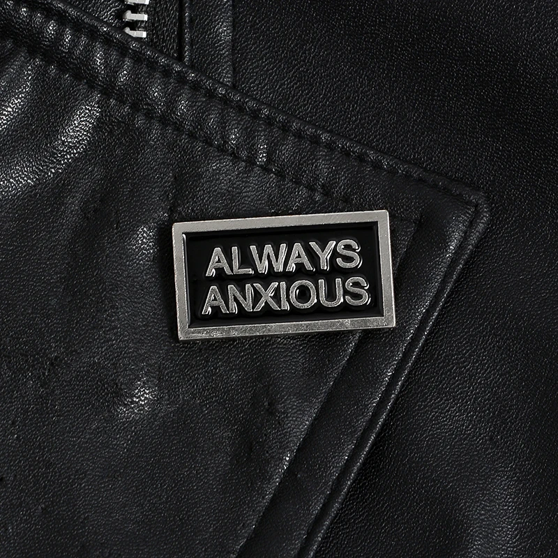 Простая бирка буквы всегда тревожная эмаль булавка пряжка металлический