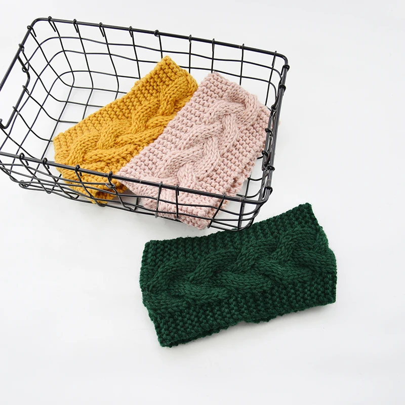 Повязка на голову женская зимняя однотонная вязаная широкая эластичная |