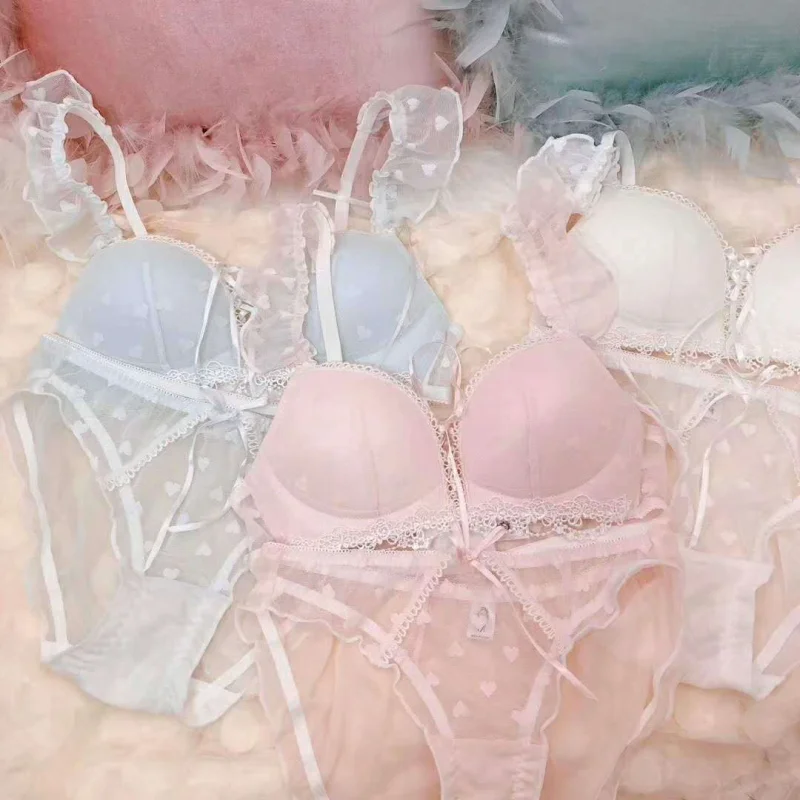 Комплект кружевного нижнего белья из бюстгальтера без косточек и трусиков |