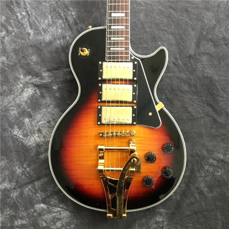 

High quality 6-string electric guitar, rosewood fingerboard, 3 pickups with tremolo system