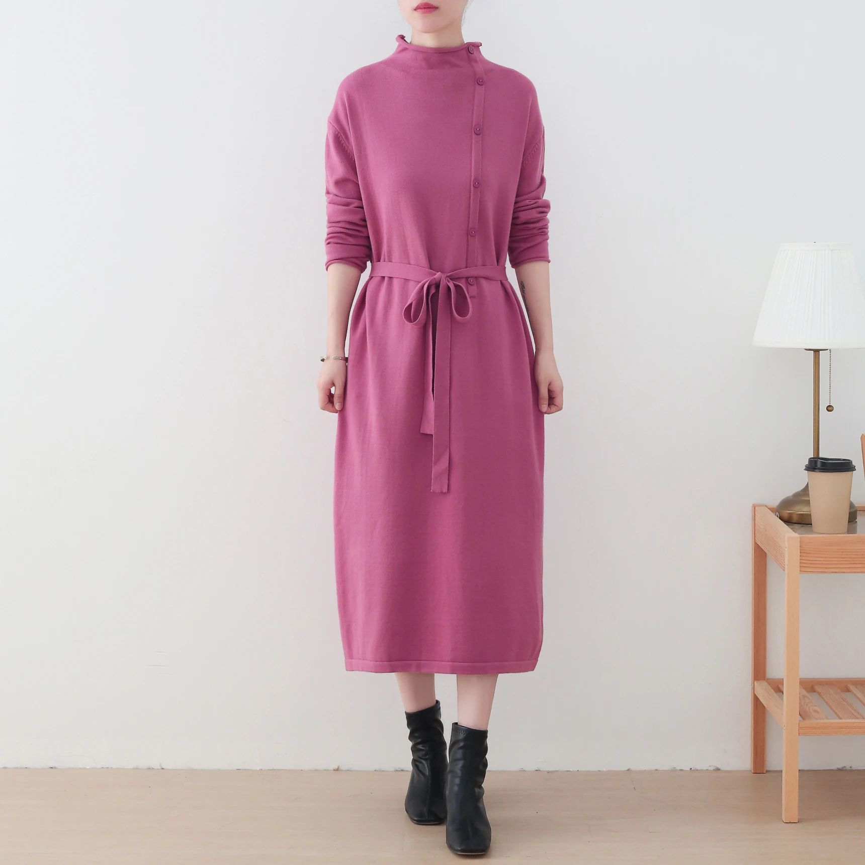 Женское трикотажное платье миди с длинным рукавом высоким воротником и