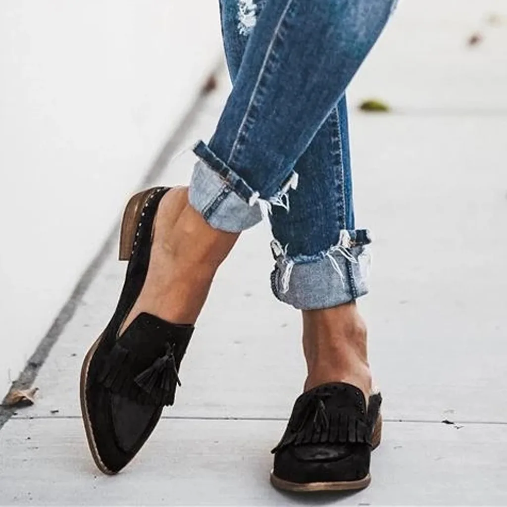 Женские кожаные туфли на плоской подошве лоферы с острым носком и кисточками