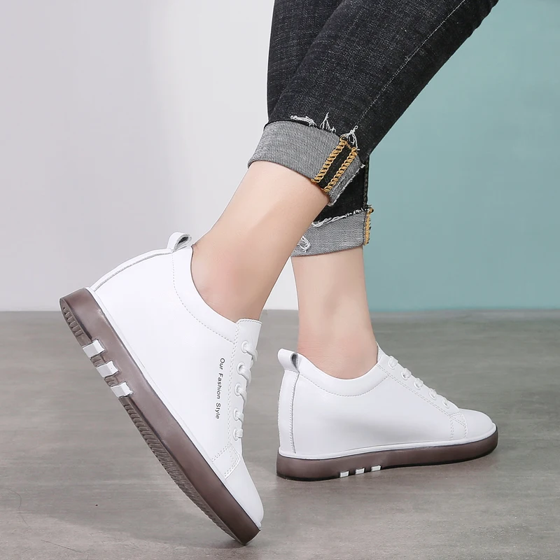 Женские кроссовки на шнуровке белые кожаные плоской подошве удобная весенняя