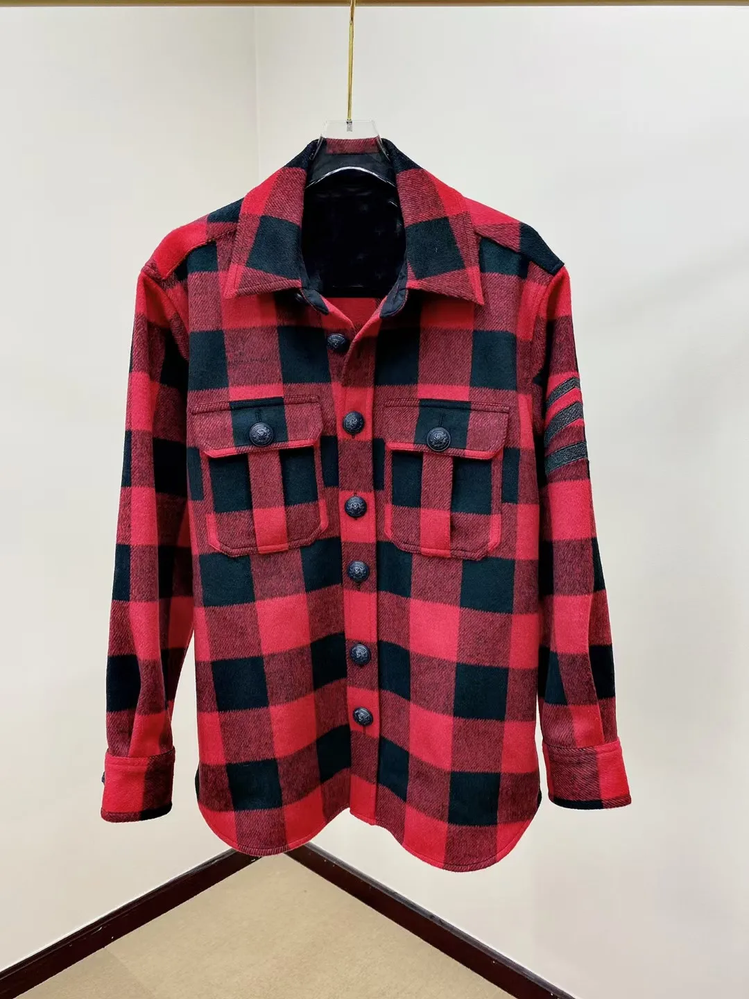 Женская прямая однобортная куртка в клетку красная рубашка с отложным