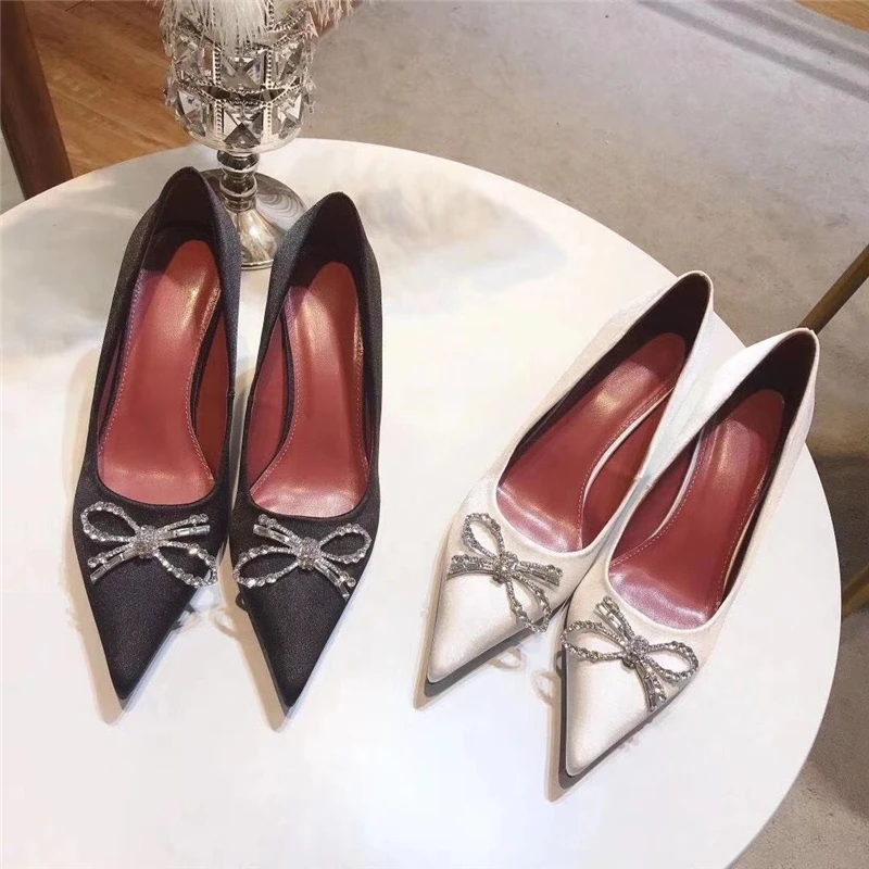

Новинка 2021 года; Весенние туфли в европейском и американском стиле на высоком каблуке с острым носком, украшенные стразами и бантом