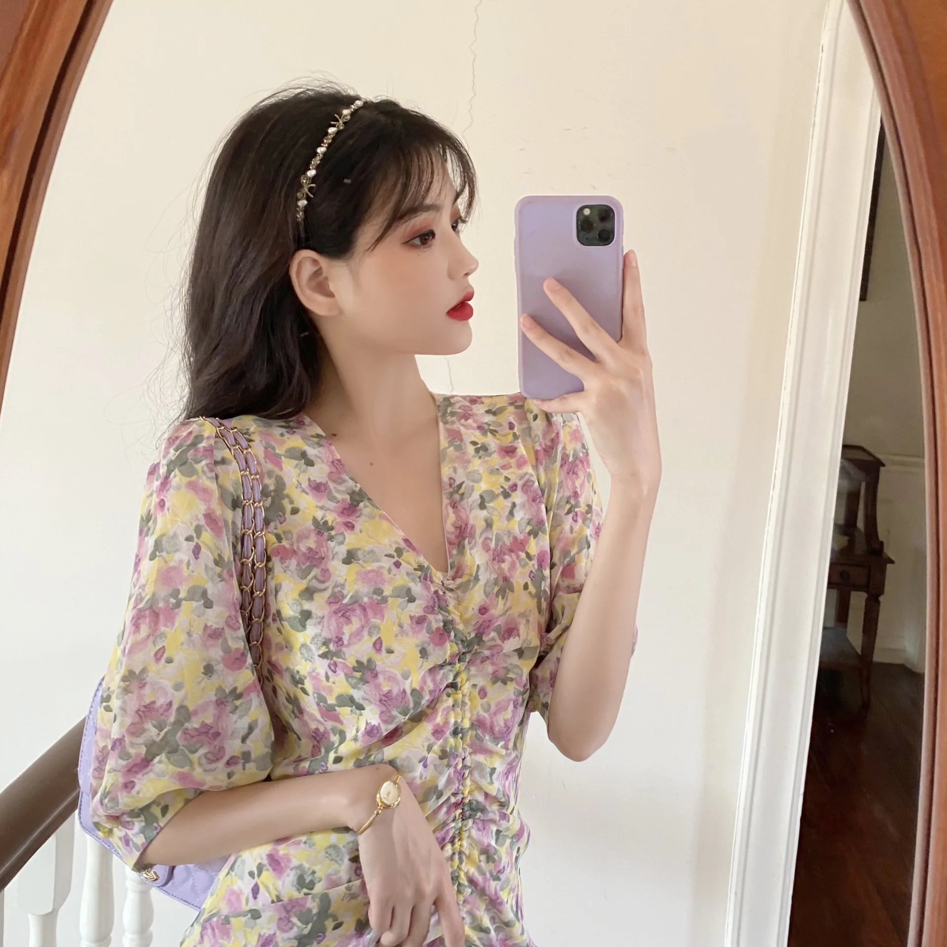 Летнее фиолетовое тонкое платье с v-образным вырезом и цветочным принтом для