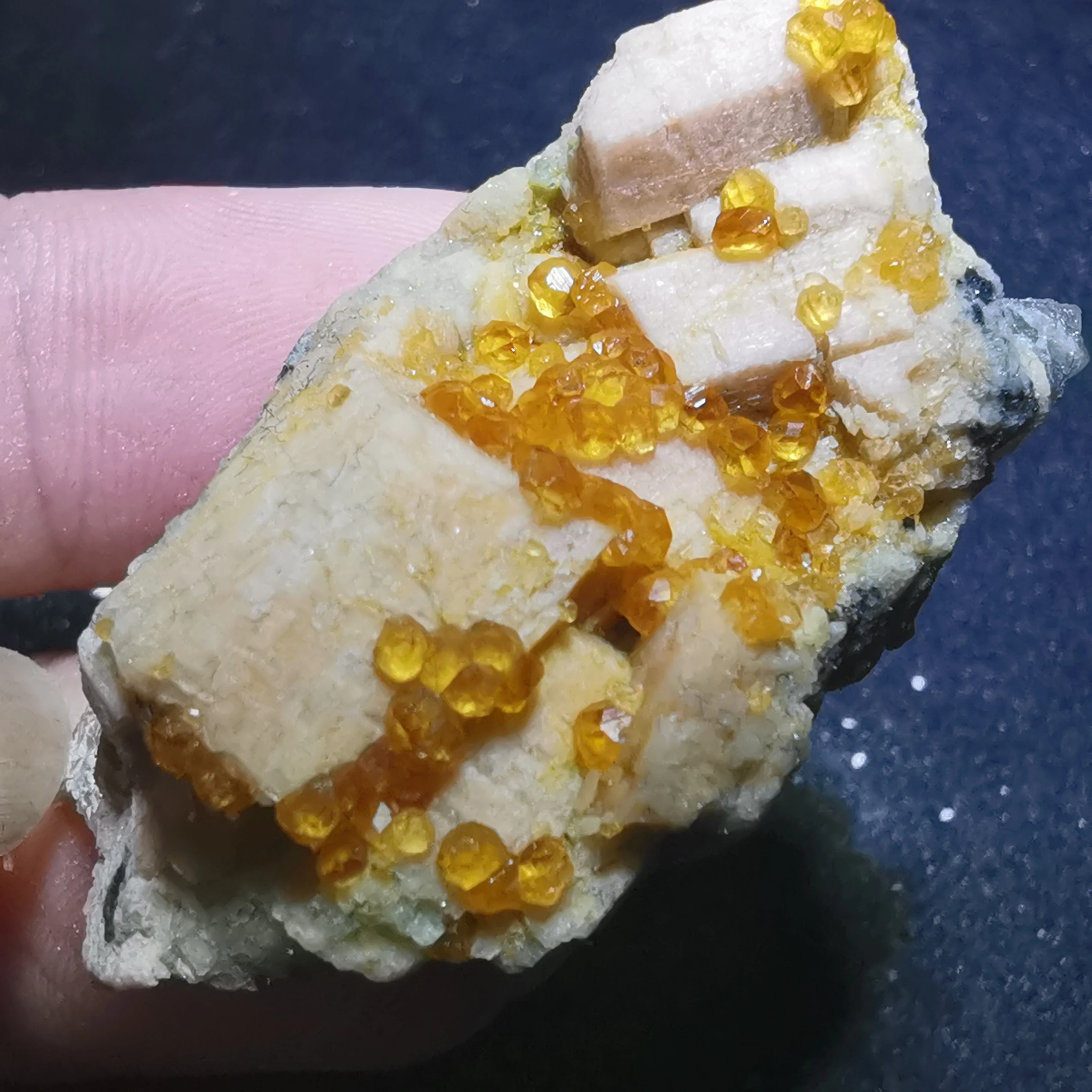 

16.9g.Rare natural garnet crystal hexagonal point feldspar mica brass multi mineral crystal symbiotic halo energy healing