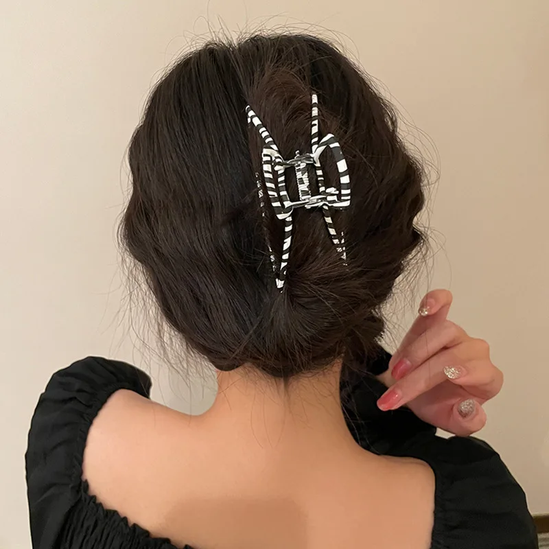 

QCOOLJLY Pearl Rabbit Ears Catch Clip Female Hairpin Geometric Shark Clip Black White Contrast Color Hair Claws Hair Accessories