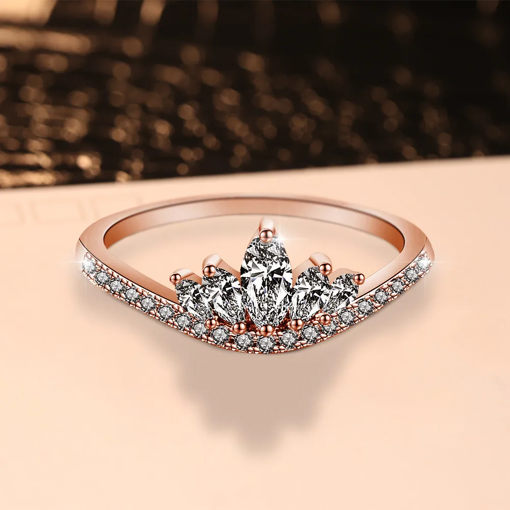 Кольцо женское из розового золота с короной и цирконом | Украшения аксессуары