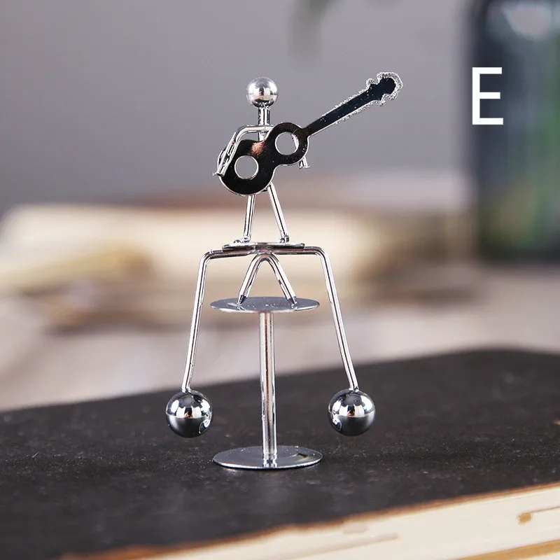 Mini Guitar Мини Баланс мужчины Железный человек мяч настольный декор маятник Колыбель вращающийся стакан ремесла Мода экзотические маленькие подарки игрушки домашний декор - Цвет: Mini Guitar