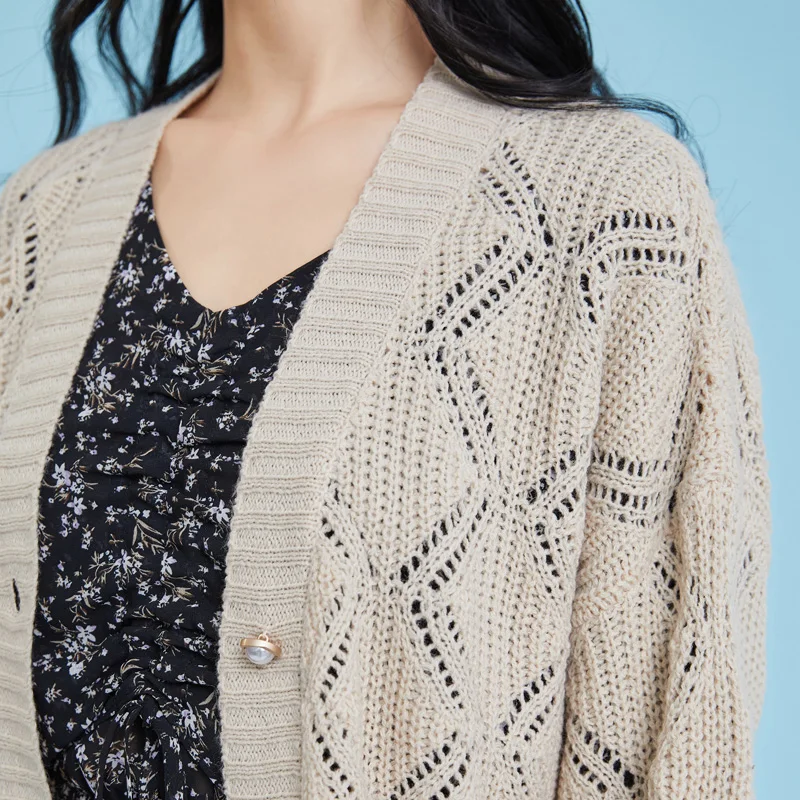 Женский вязаный кардиган ARTKA WB22012C свободный свитер с V-образным вырезом и