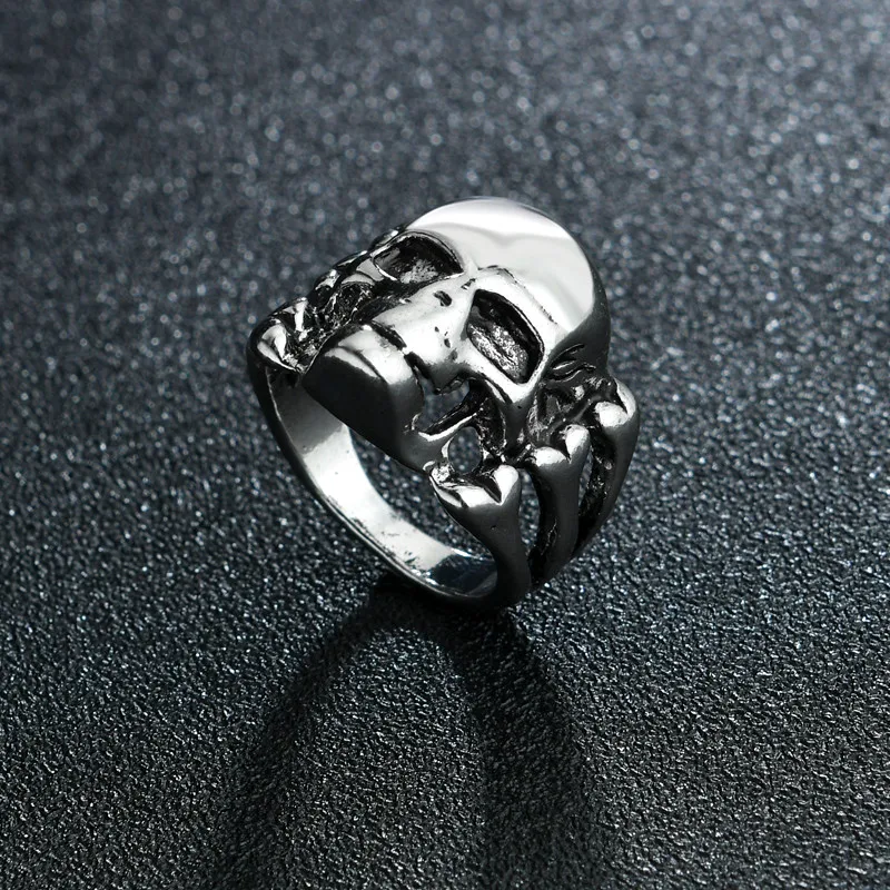 Винтажное мужское кольцо с кулаком и злым черепом готическое в стиле ретро