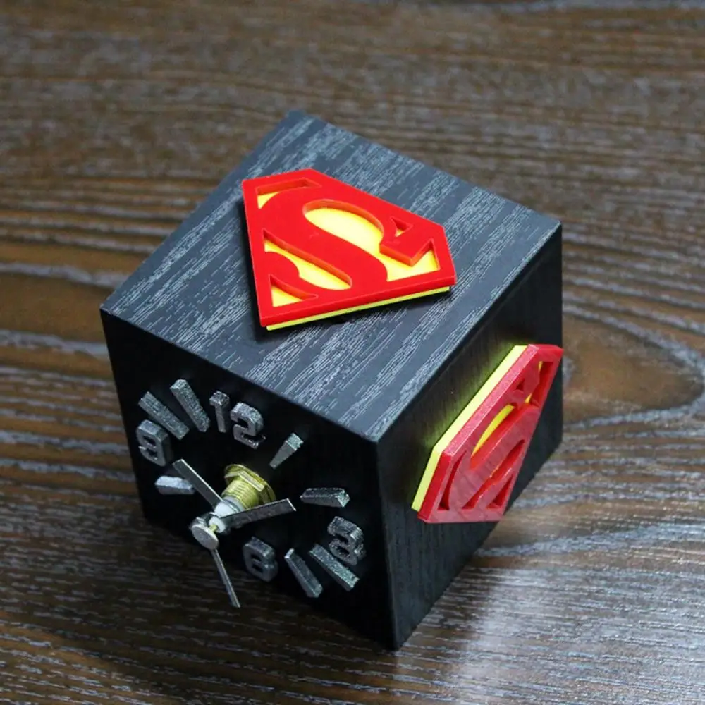 Деревянные часы с логотипом Супермена тремя бортами деревянные настольные для