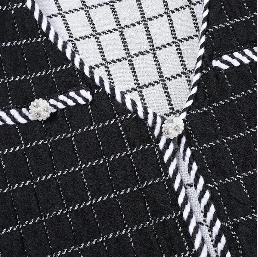 Куртка без рукавов Осенний жилет женская трикотажная камиделка с бисером черный