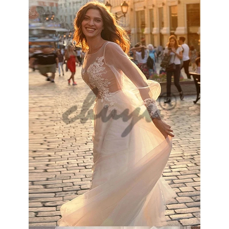 Свадебное платье с глубоким круглым вырезом пышными рукавами трапециевидной