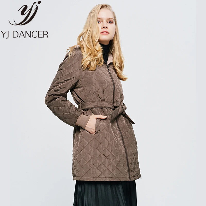 Женская куртка с капюшоном зимняя легкая утепленная длинными рукавами