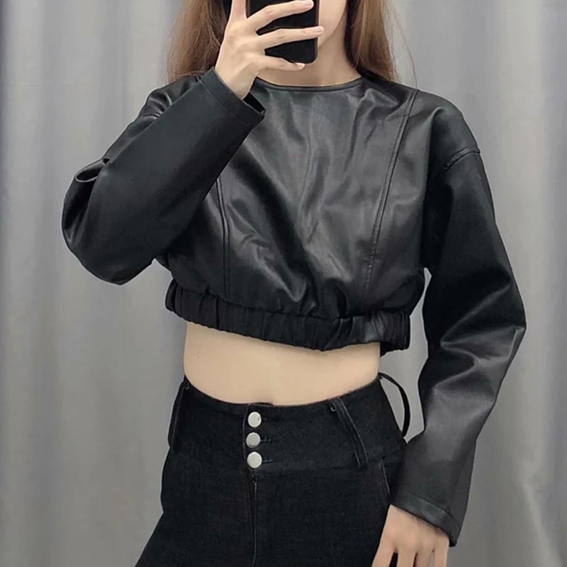 Женская короткая блузка из искусственной кожи однотонная черная с круглым