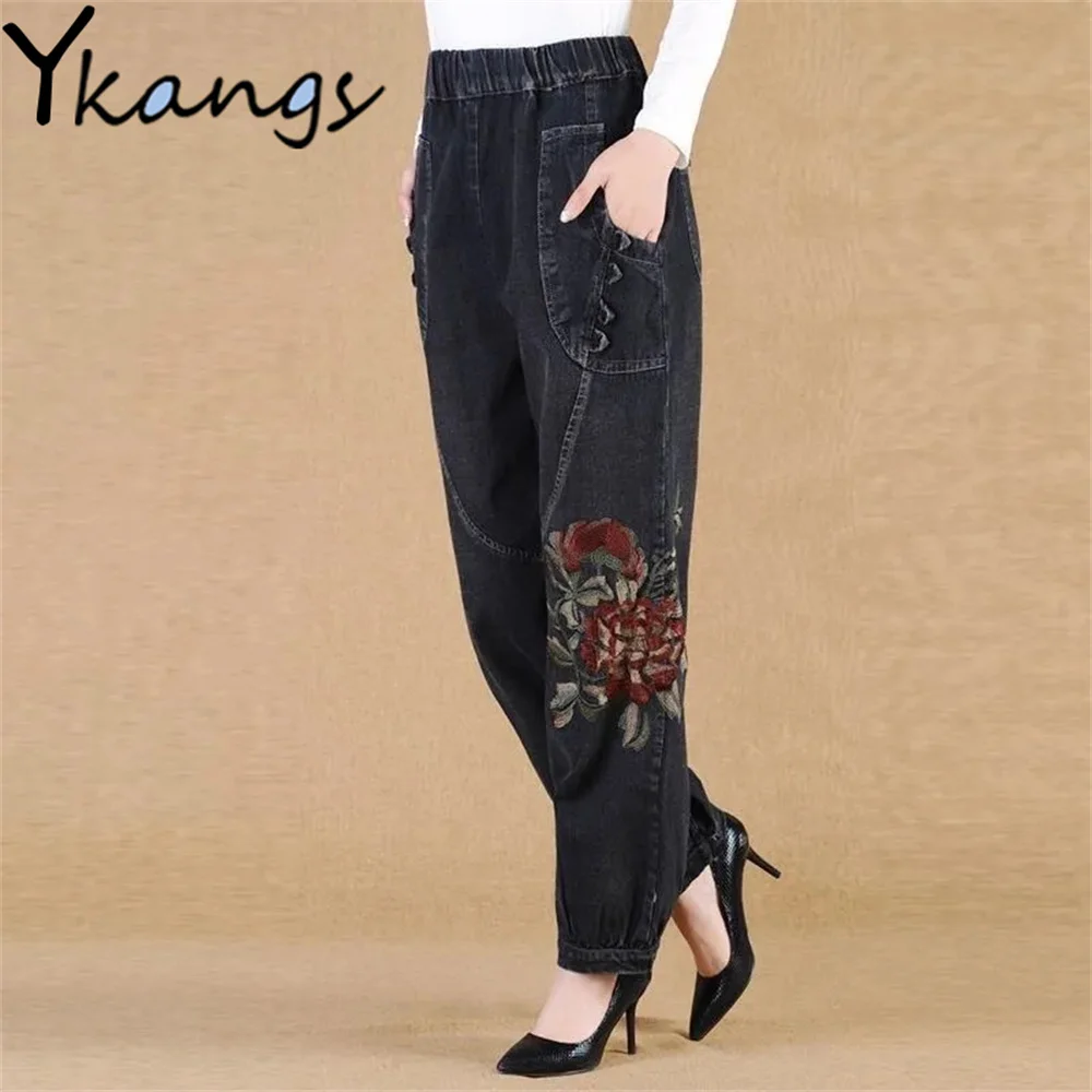 

Джинсовые шаровары большого размера Свободные повседневные ковбойские брюки из денима с высокой талией, с цветочной вышивкой, для мам сред...