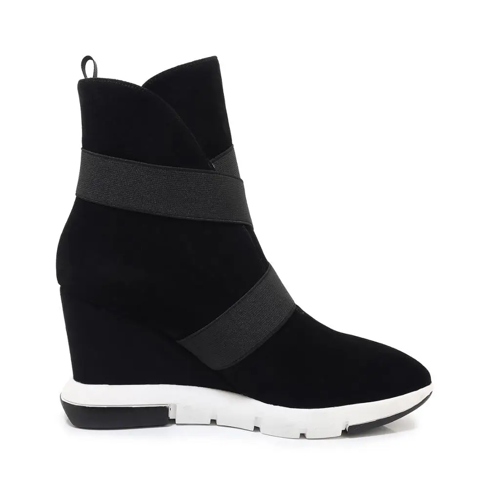 Женские замшевые ботильоны на платформе с резиновой подошвой и пряжкой высоком