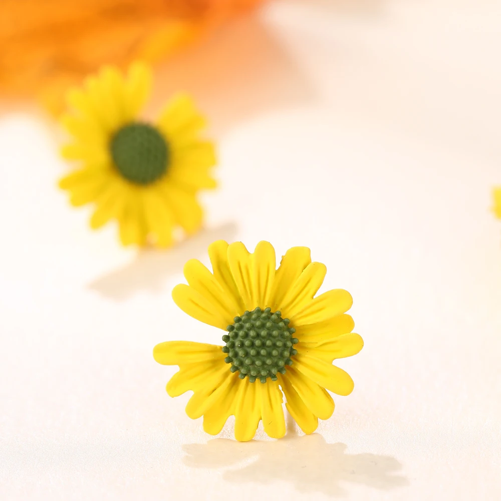 

IPARAM New Korean Small Fresh Daisy Flower Stud Earrings 2020 Fashion 5 Color Geometric Flower Earrings Girl Ear Jewelry Gift