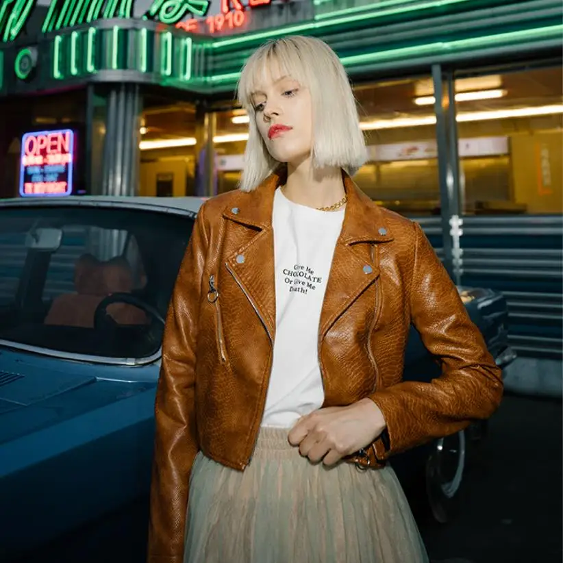 Куртка женская короткая из искусственной кожи с узором крокодила F1029 | Женская