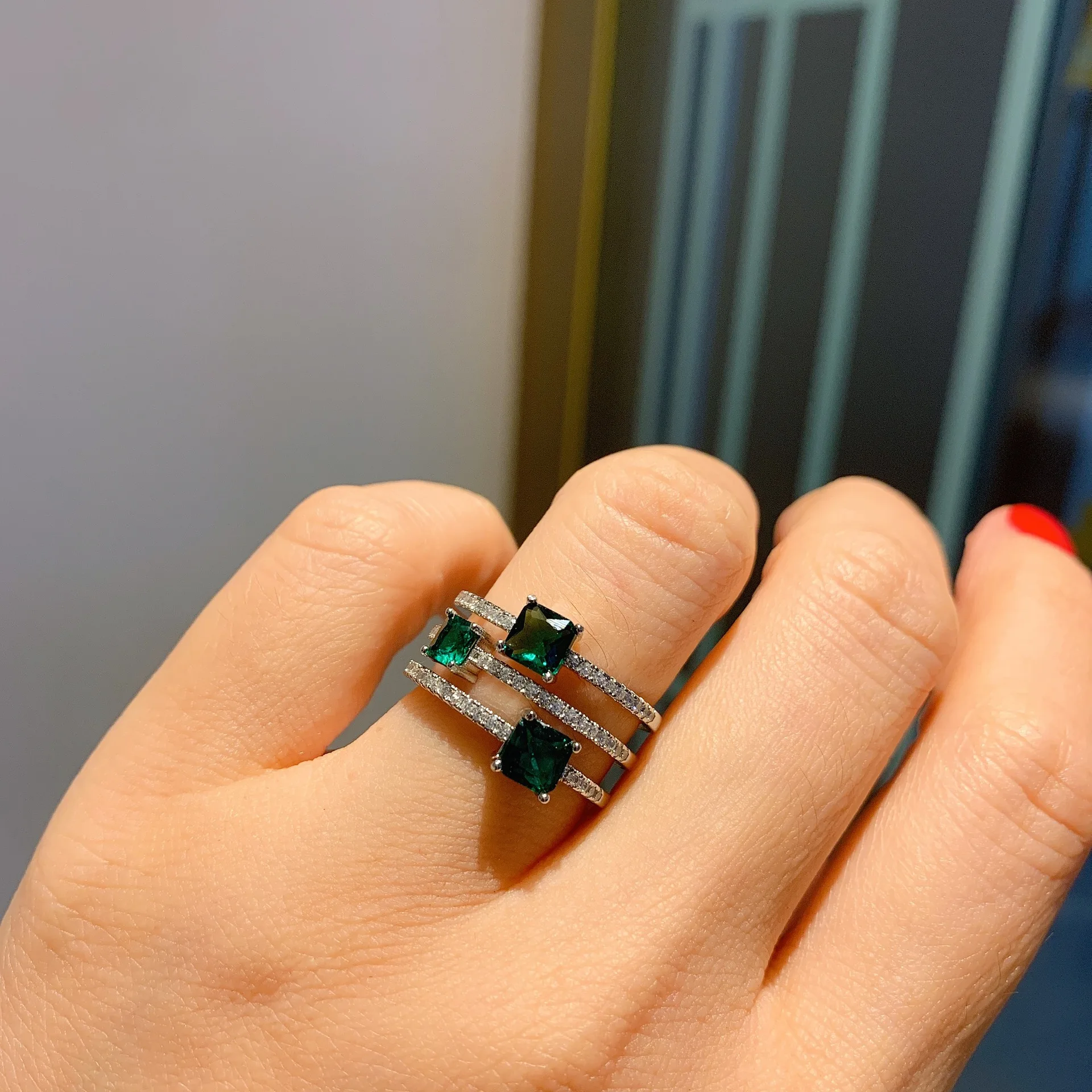 Женское кольцо с изумрудом 5 Х5 мм