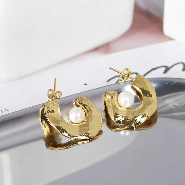 

Metallic pleated C-shaped inlaid pearl earrings