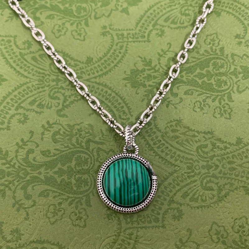 

Светильник почка мужская из серебра 925 пробы с зеленым кулоном с надписью «Double G»