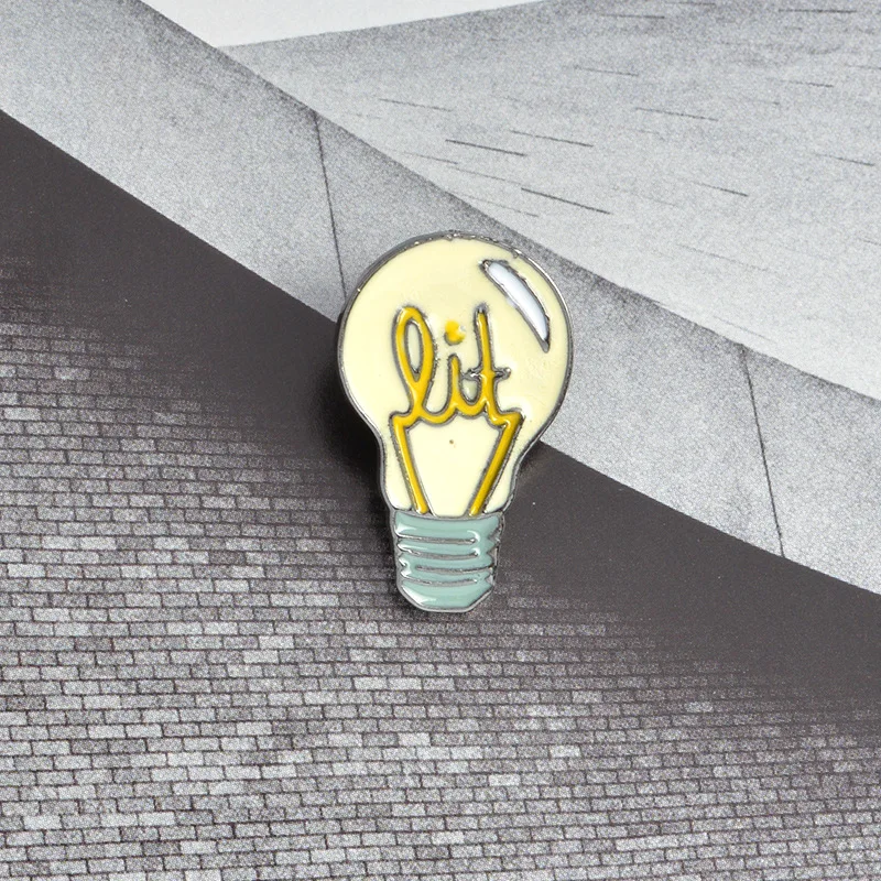 

Creative Cute Light Bulb Alloy Bag Shirt Brooch Enamel Pins Metal Broches for Women Badge Pines Metalicos Brosche Accessories