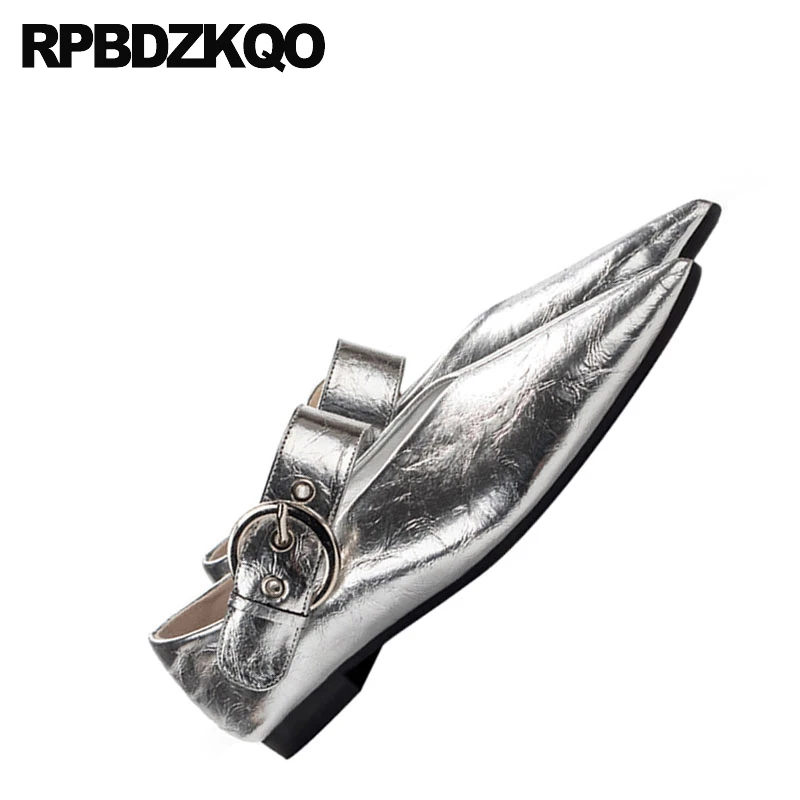 Женские туфли на плоской подошве серебристые дизайнерские с острым носком