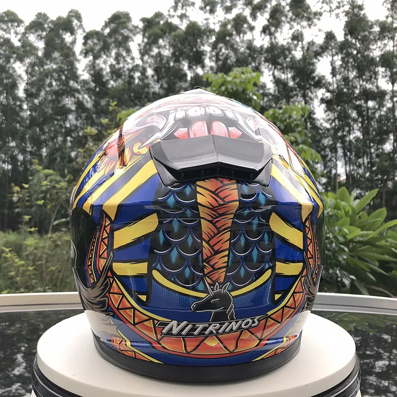 Мотоциклетный шлем с внутренним солнцезащитным козырьком откидной