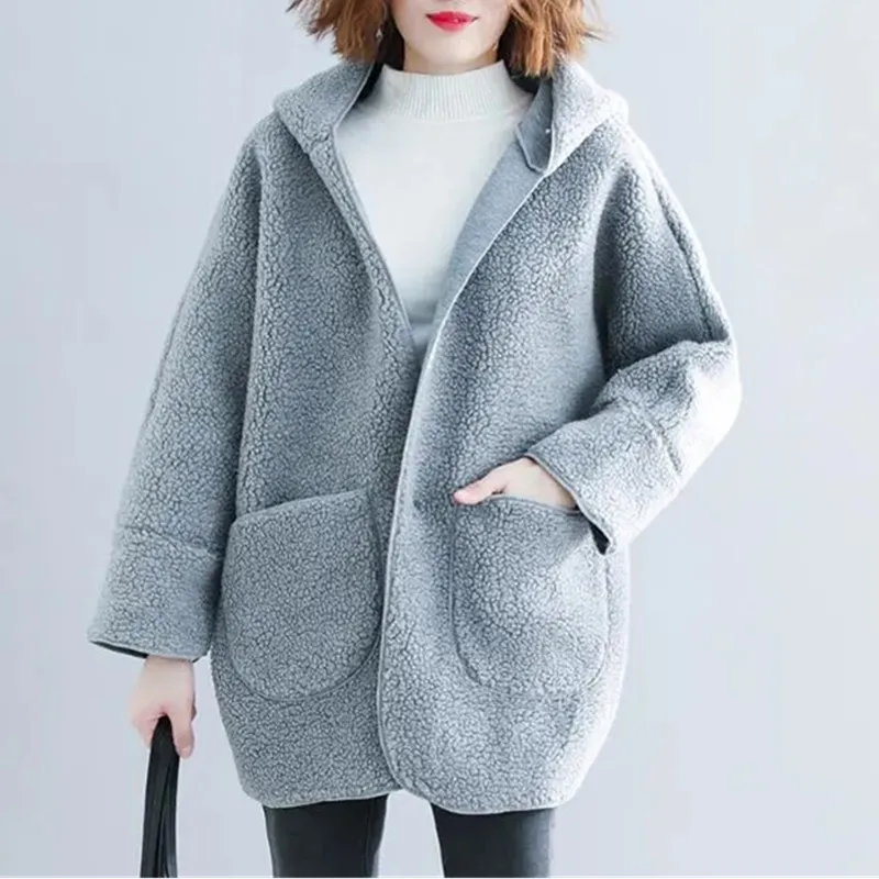 

Женская куртка из овечьей шерсти, с капюшоном и большими карманами