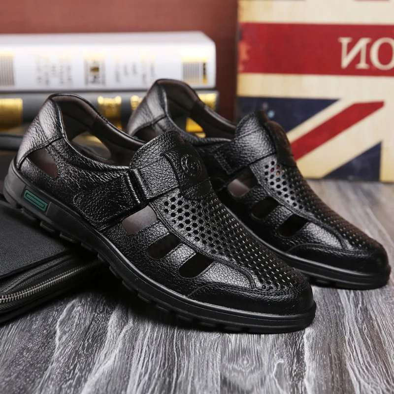 

2020 летние мужские кожаные сандалии, дышащие итальянские модные роскошные пляжные сандалии с перфорацией, мужские сандалии без застежки