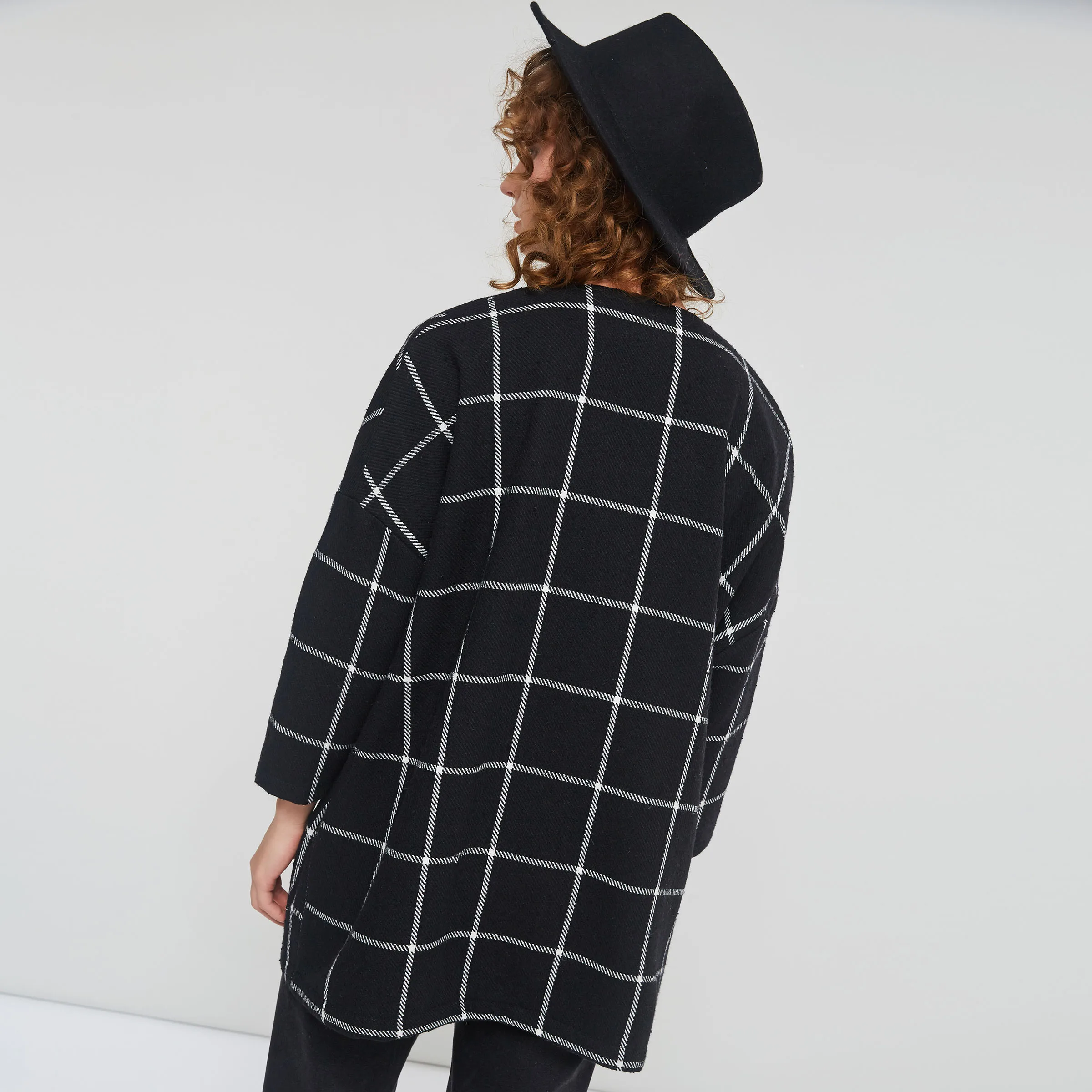 Женское повседневное шерстяное пальто черное свободное клетчатое в стиле