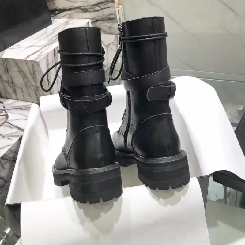 Женские ботильоны в стиле милитари из натуральной кожи на шнуровке с высоким