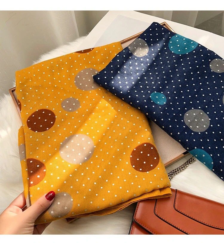 Женский хлопковый шарф в горошек серебристый с бахромой из фольги и принтом 2