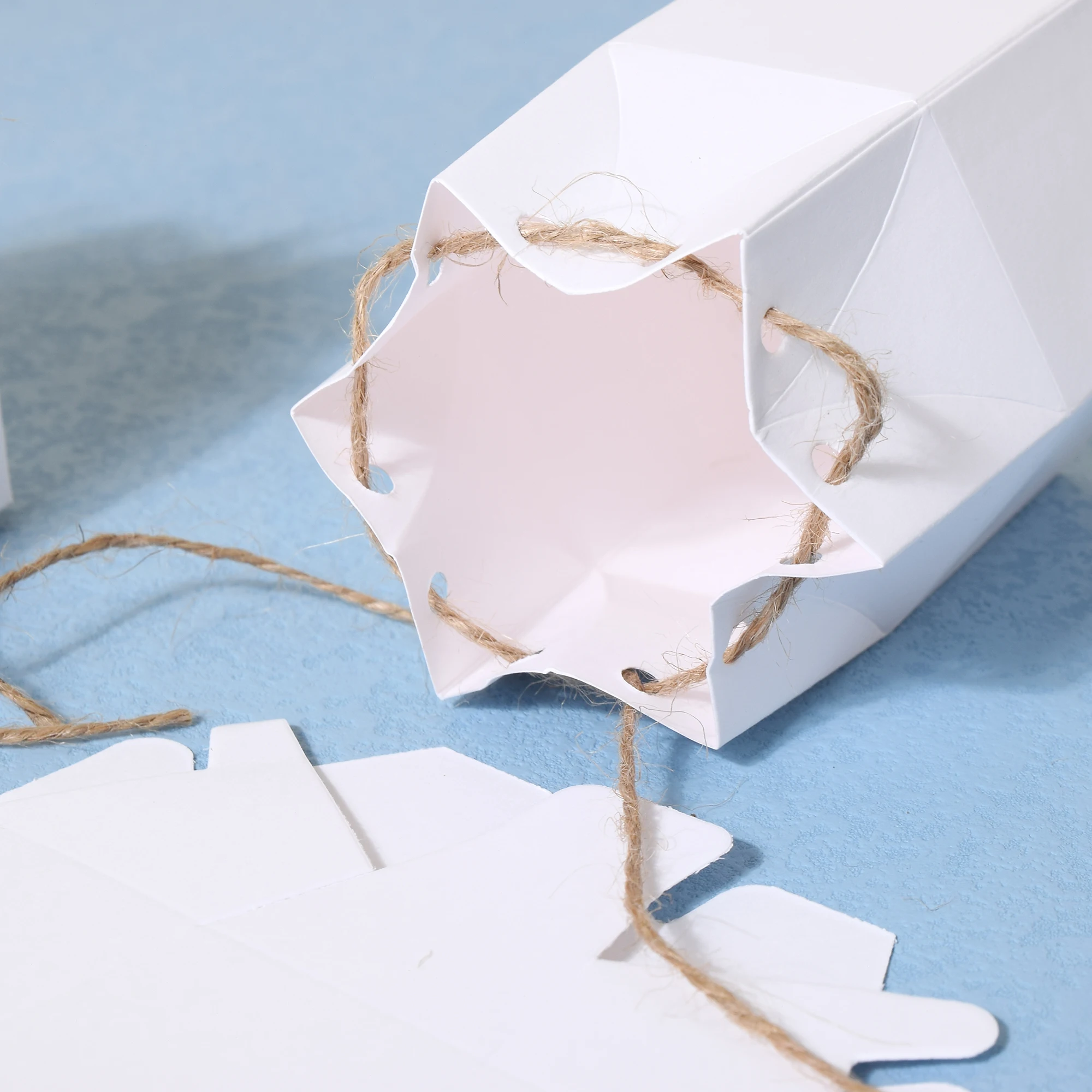 

50pcs Creative Kraft Paper Candy Gift Boxes Lantern Hexagon Shape Wedding Favors Cake Gift Packaging Boxes Home Storage Box