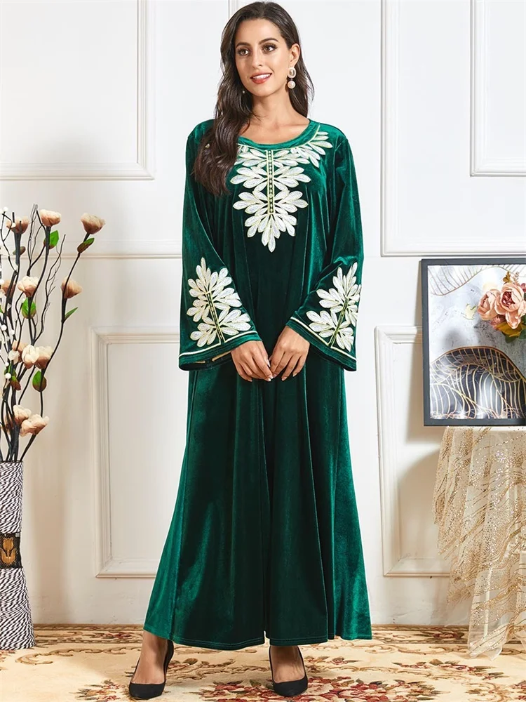 Бархатное платье-макси с длинным рукавом круглым вырезом и вышивкой | Женская