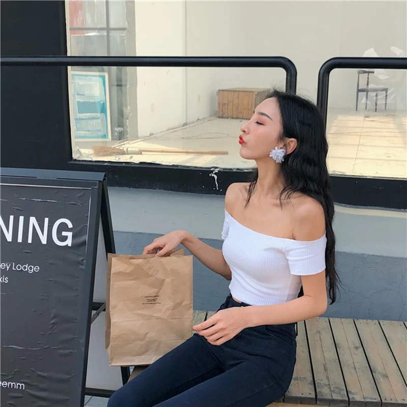 Женская трикотажная футболка с воротником лодочкой однотонная облегающая