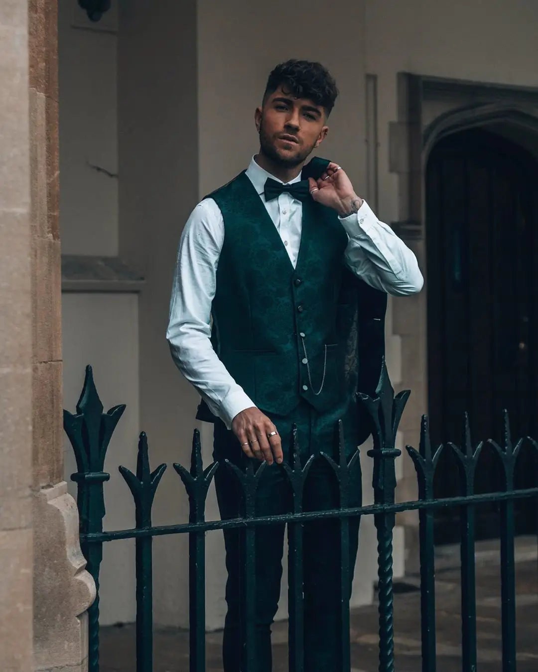 Мужской классический костюм из трех предметов с черным принтом приталенный