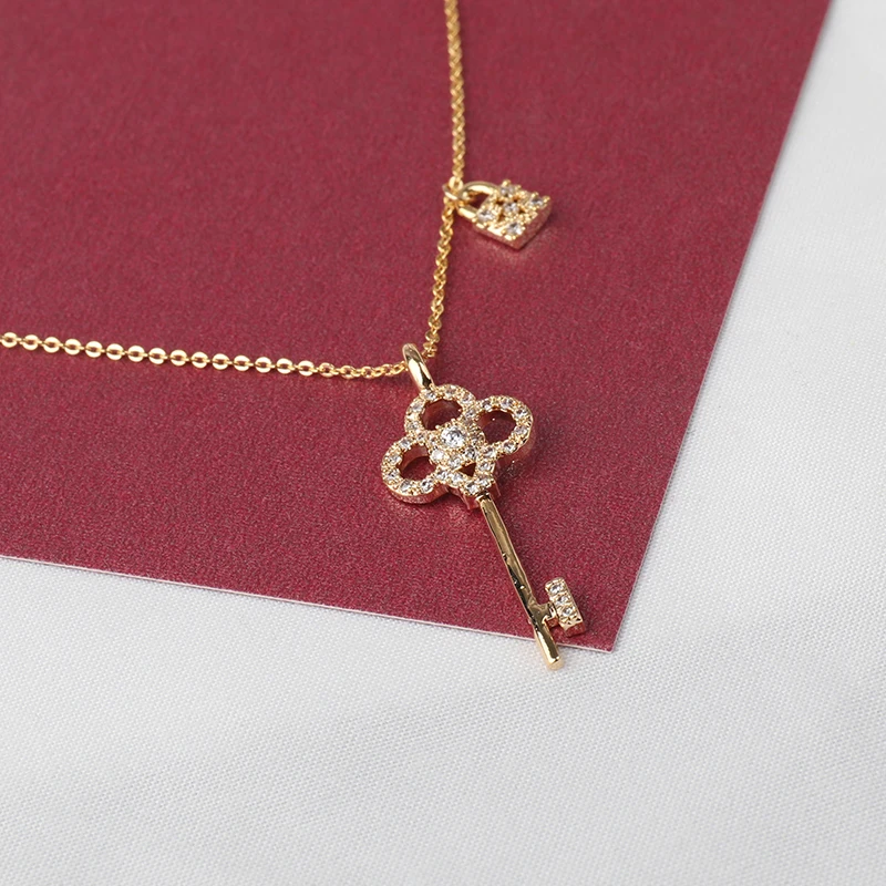 Роскошное ожерелье с подвеской в виде ключа из фианита изысканное золотое
