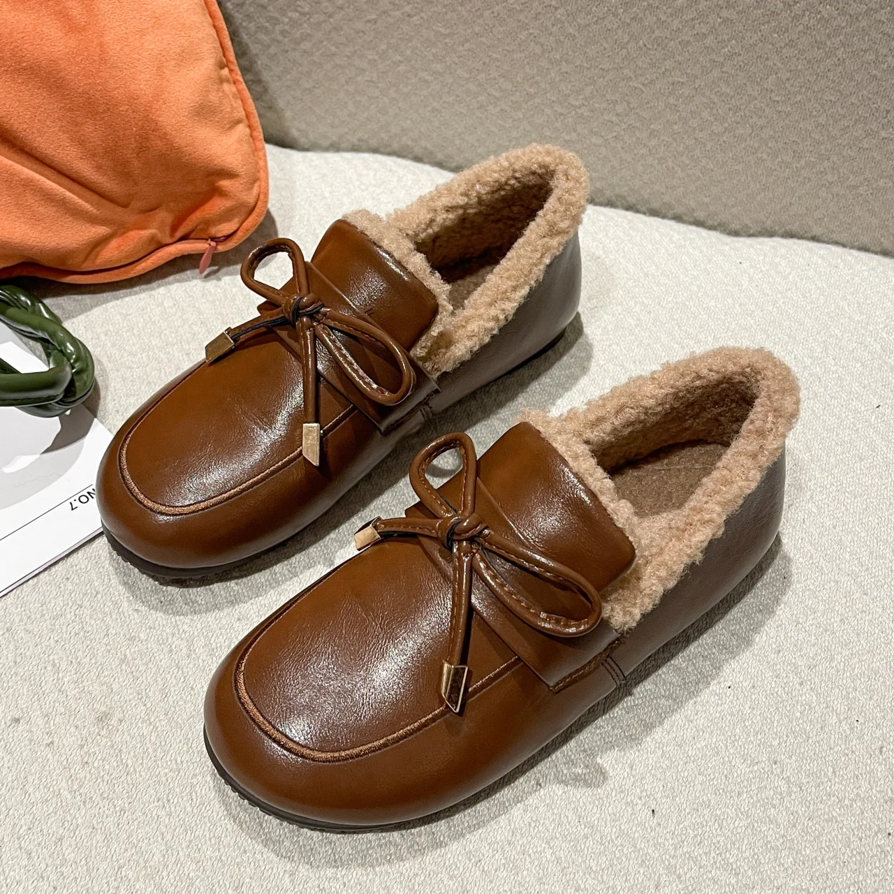 

SLHJC Autumn Winter Leather Flats Shoes Fur Shoes Warm Short Plush Winter Loafers Women Casual Leather Flats Sneakers Slip On