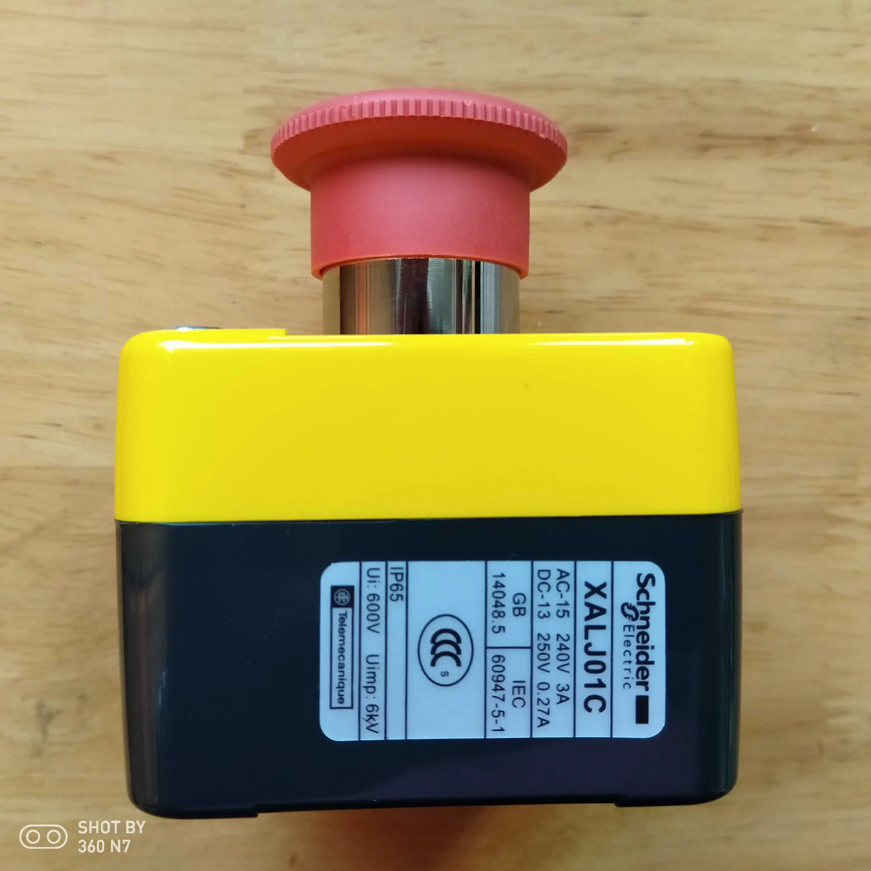 

XALJ01C Emergency Stop Switch Button Box XALJ01C Self-locking Type with a ZB2-BE102C