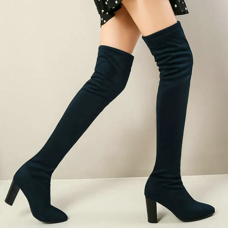 Женские ботфорты с острым носком черные синие винные Сапоги выше колена из флока