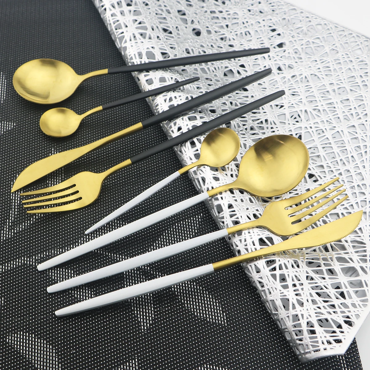 

24Pcs Black Gold Cutlery Set Knives Fork Spoon Dinnerware Set Stainless Steel Silverware Flatware Set Home Kitchen Tableware Set