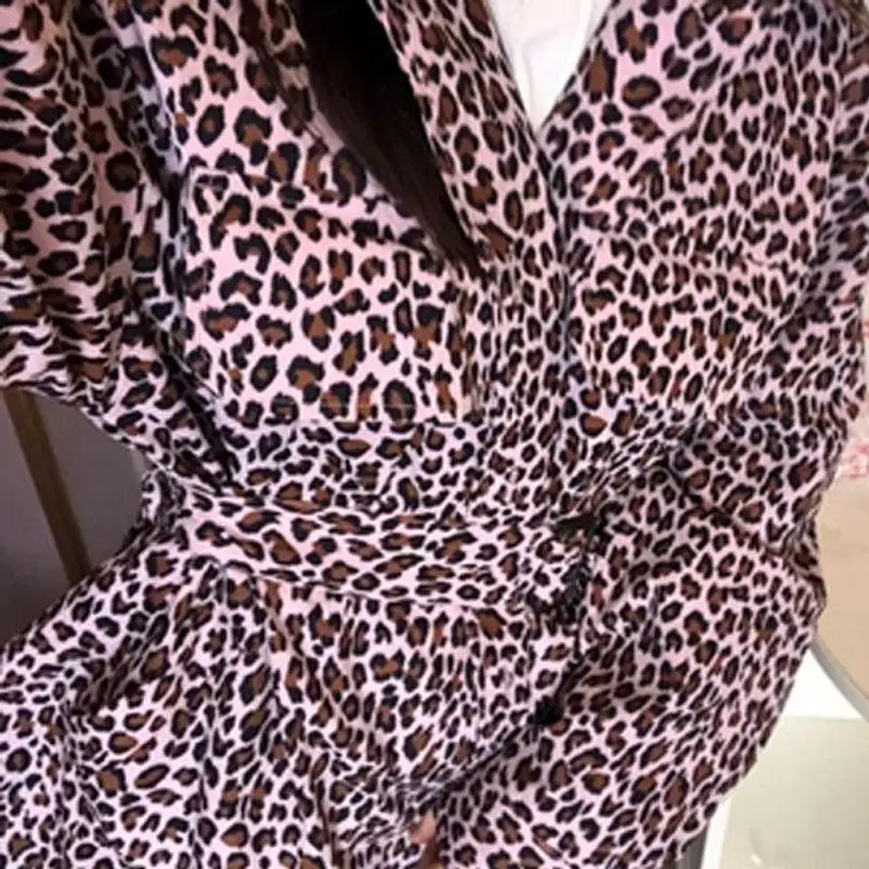 Женский тренчкот с завышенной талией розовый леопардовым принтом и отложной
